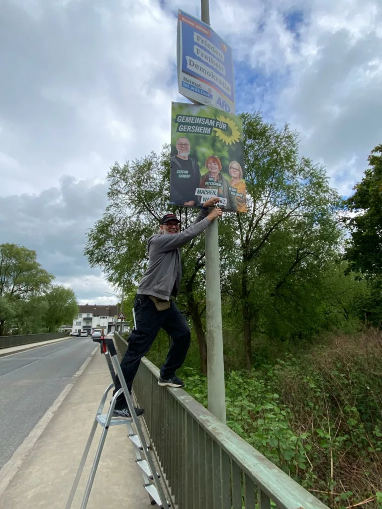 Spaß beim Plakate aufhängen
