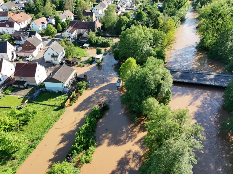 Luftbild der Bliesbrücke Bliesdalheim. An der Stelle des ehem. Bahnübergangs ist die Straße ca. 40 cm hoch überflutet. Foto: F. Krupp