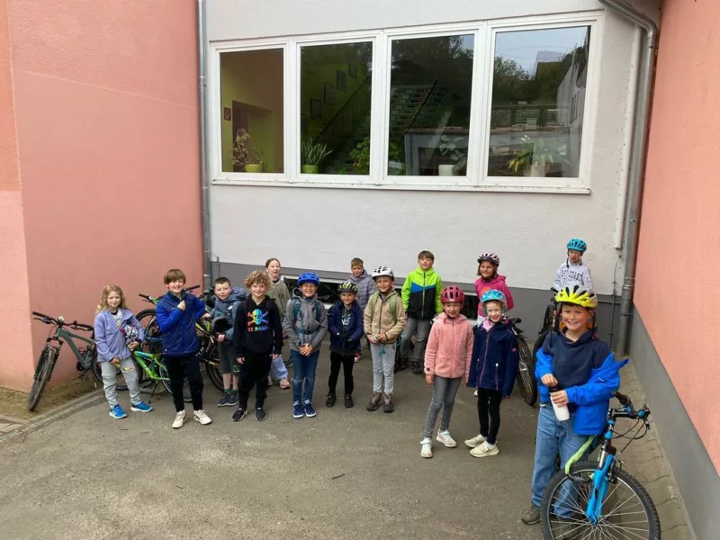 Gruppenbild der Schüler*innen, die mit dem Fahrrad zur Grundschule fuhren
